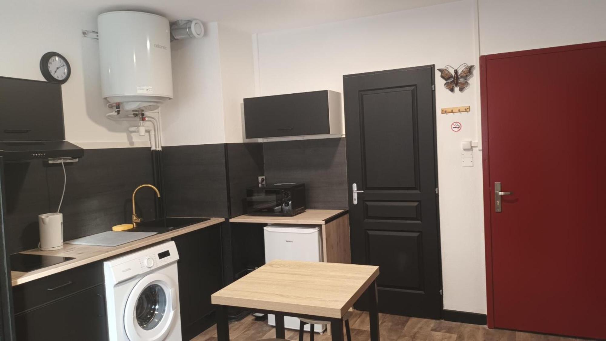 Appartement T1 Proche De Vulcania Pontaumur Buitenkant foto