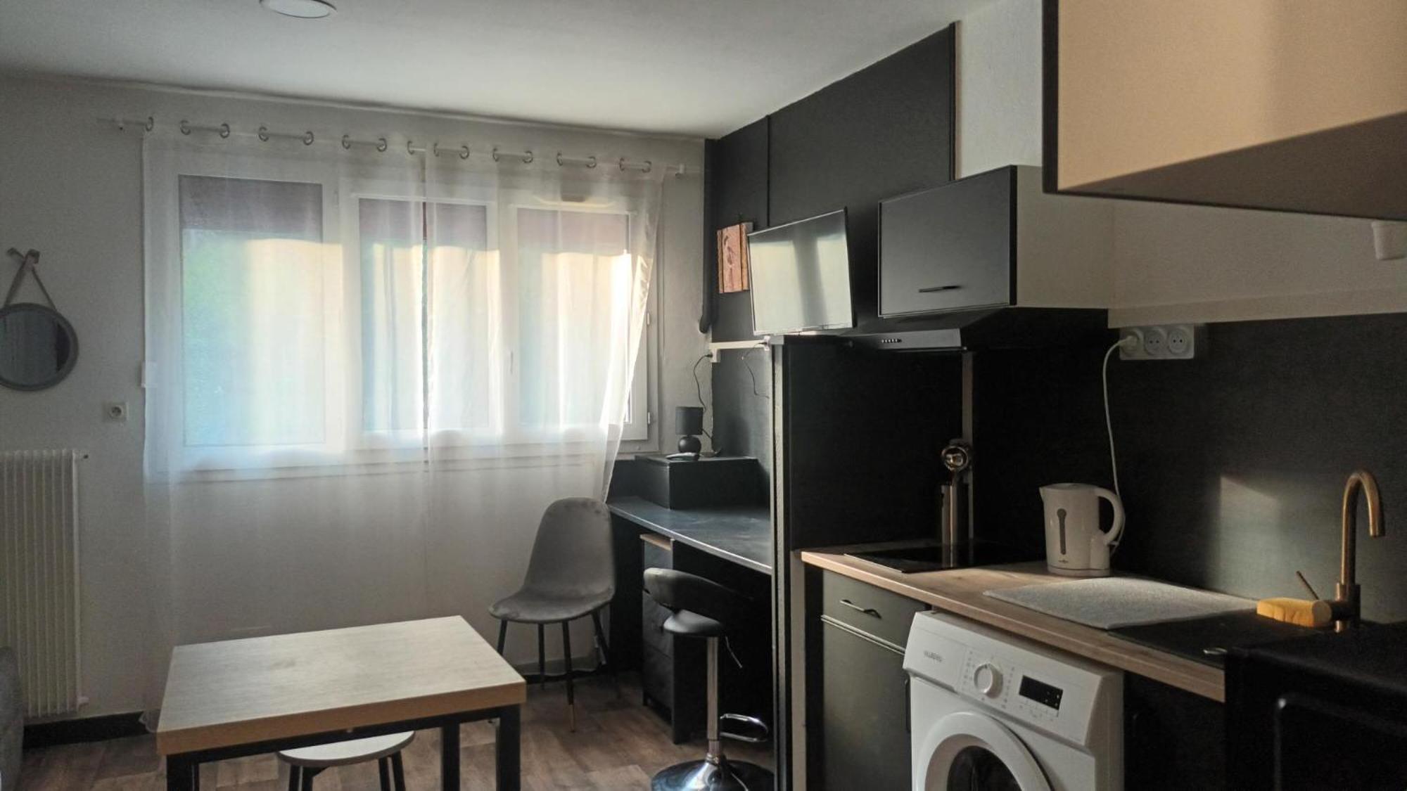 Appartement T1 Proche De Vulcania Pontaumur Buitenkant foto
