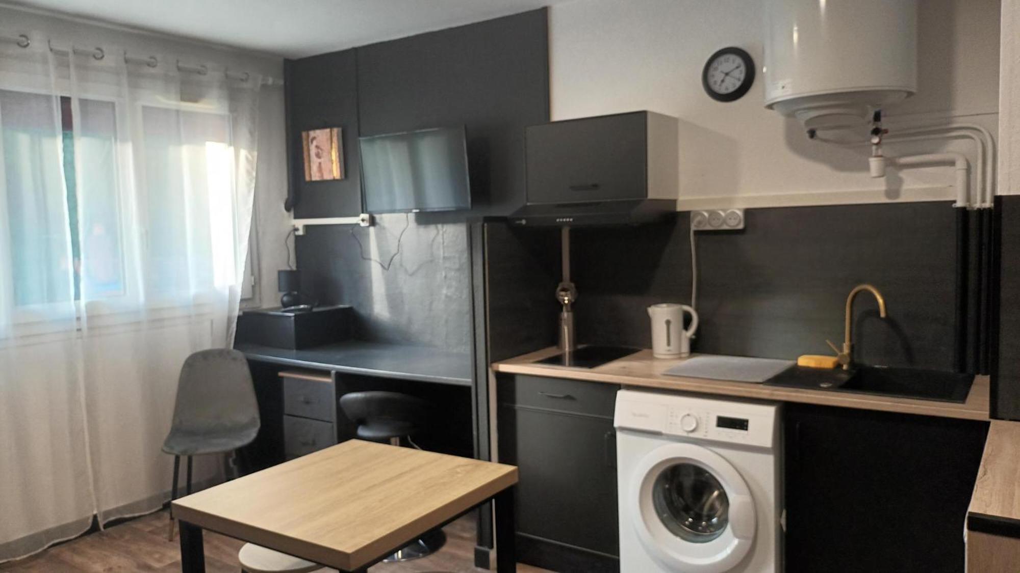 Appartement T1 Proche De Vulcania Pontaumur Buitenkant foto
