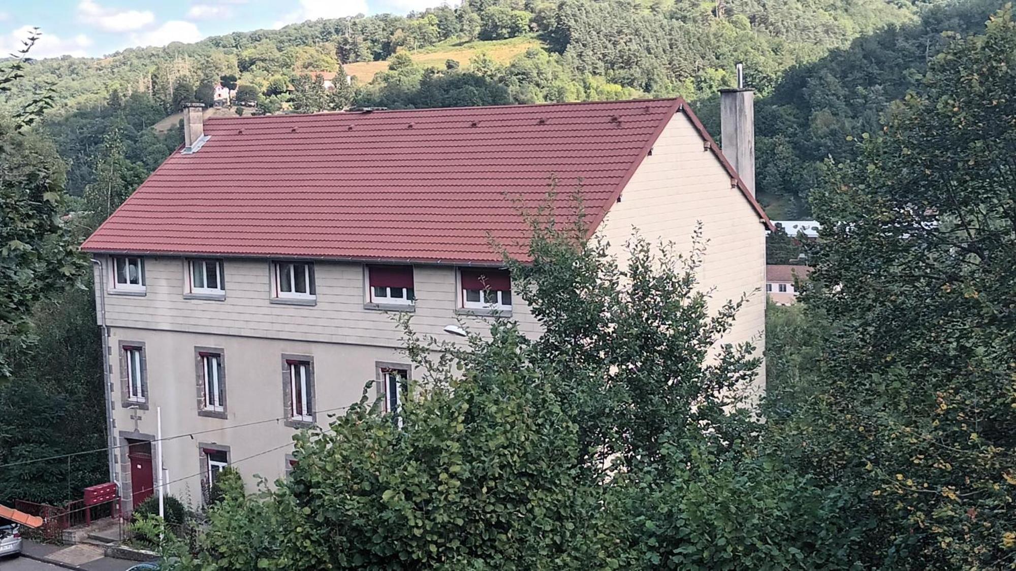 Appartement T1 Proche De Vulcania Pontaumur Buitenkant foto